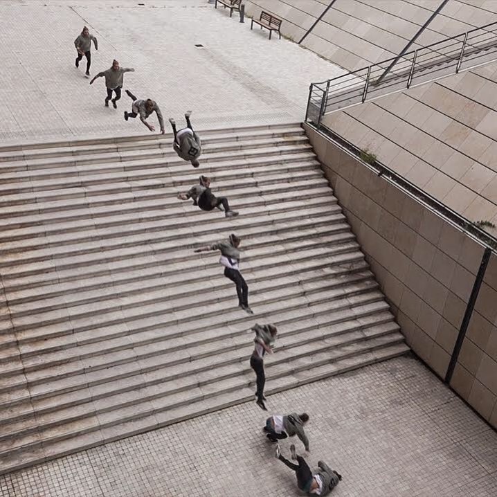 Pha nhao lon vuot qua hang chuc bac thang hinh anh