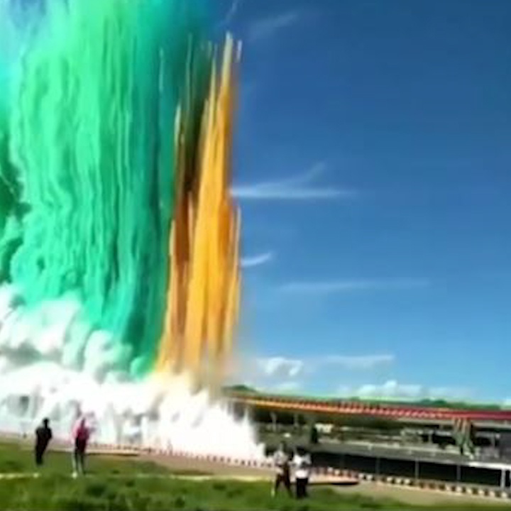 Man trinh dien phao khoi mau sac hinh anh