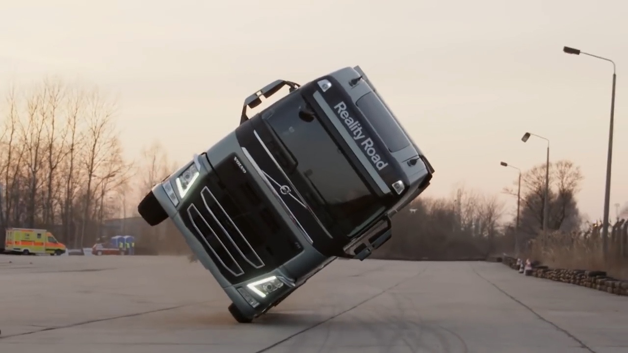 Xe container se chang con bi lat neu co dau keo nhu the nay hinh anh