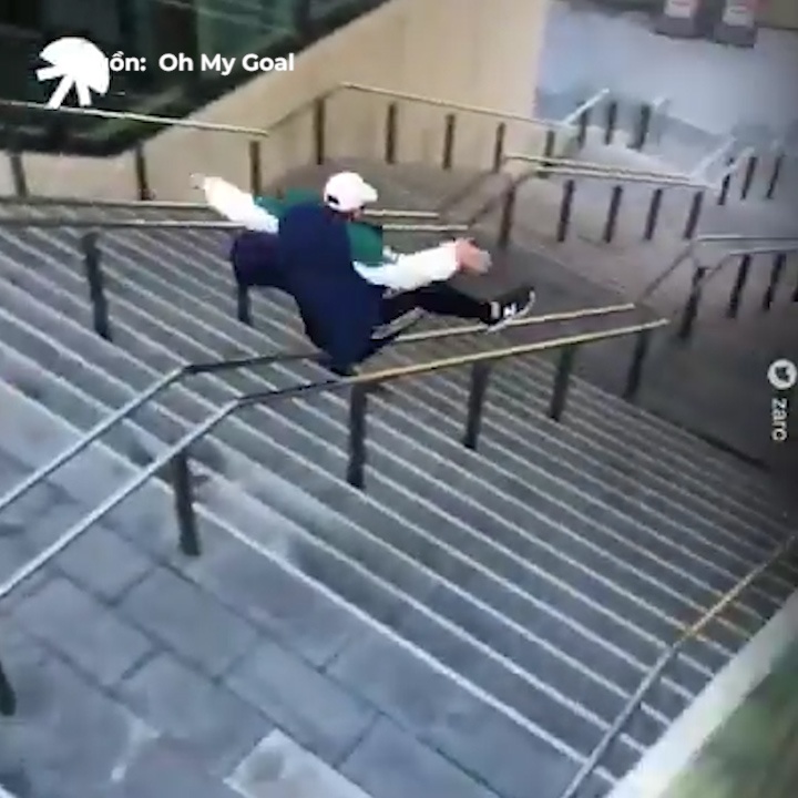 Anh chang truot mot mach tren lan can cau thang hinh anh