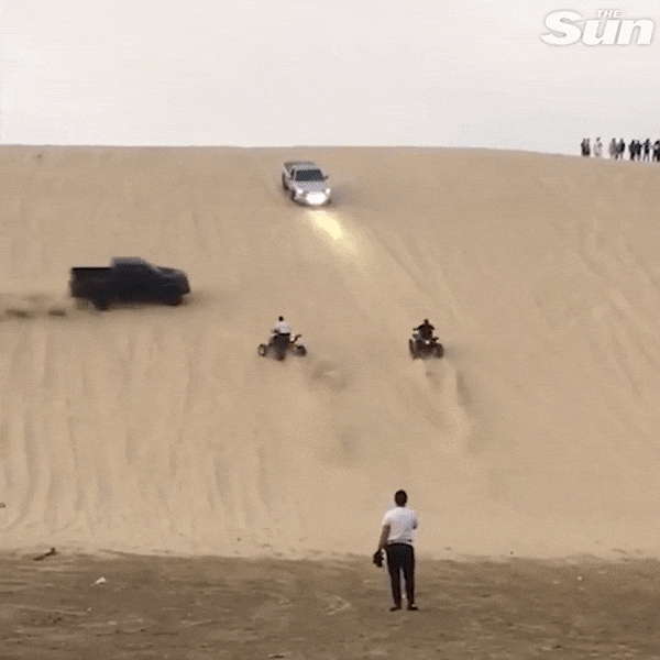 Cau be 12 tuoi lai oto dam chet tay dua xe dia hinh hinh anh