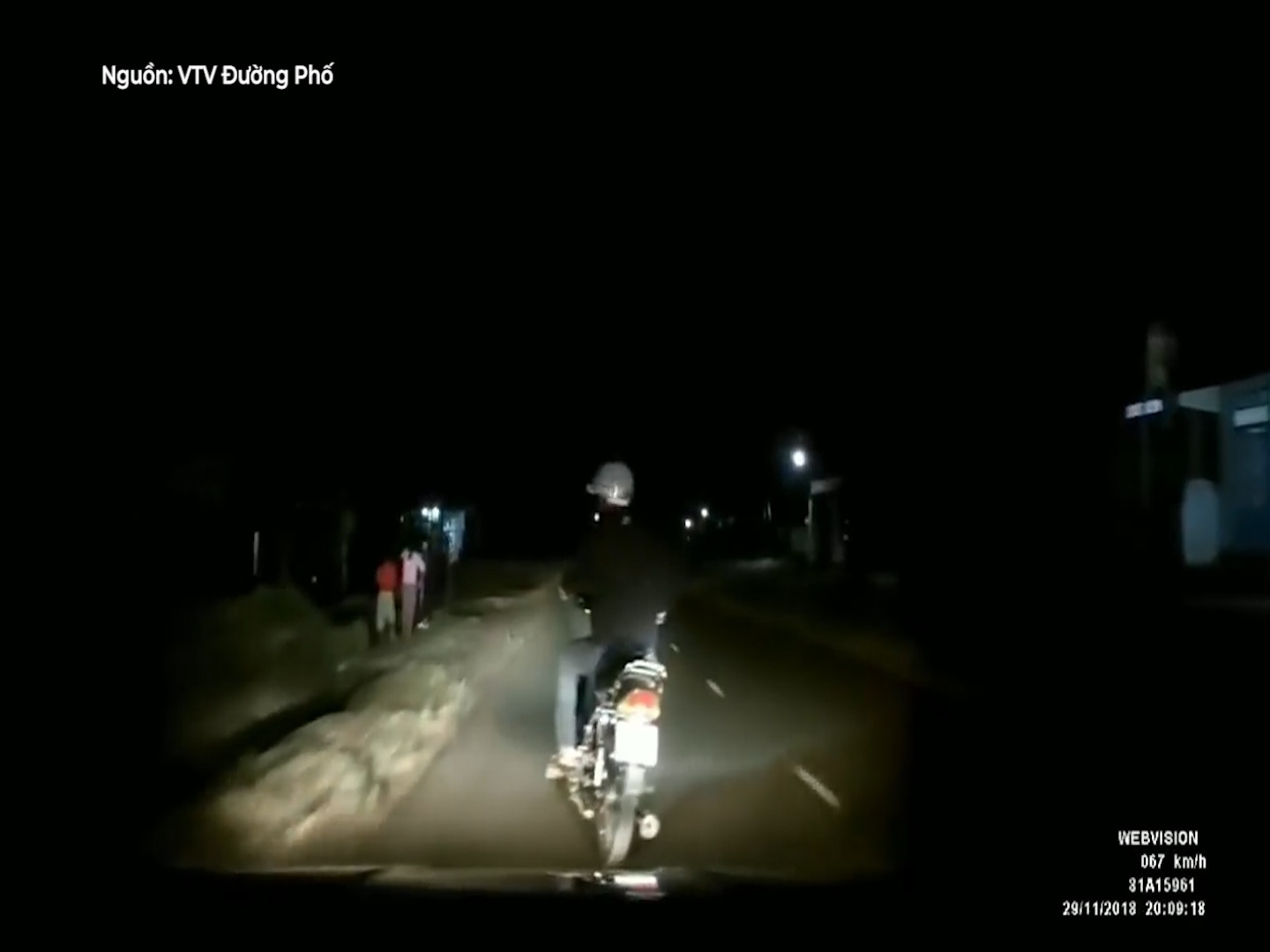 Tai xe tat dau, lang lach thuc thach oto trong dem hinh anh