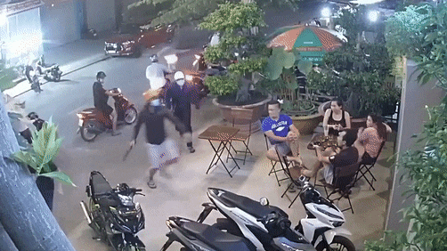 Bi giang ho chem khi ngoi choi truoc quan nuoc hinh anh