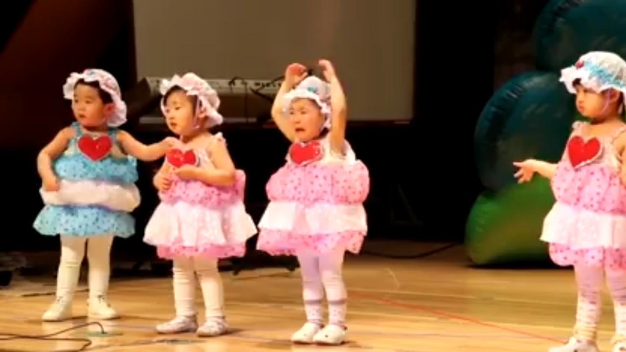 Be gai khoc nhu mua nhung van co bat nhip tren san khau hinh anh