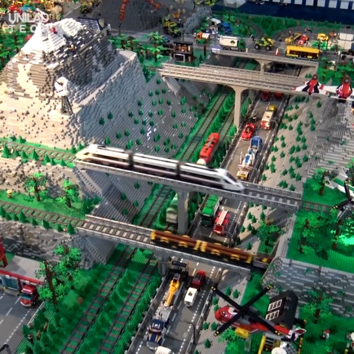 Dung manh ghep LEGO tao nen sieu thanh pho trong mo hinh anh