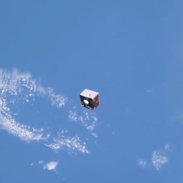 Vat the la trong nhu tu quan ao bay lo lung tren tang khi quyen hinh anh