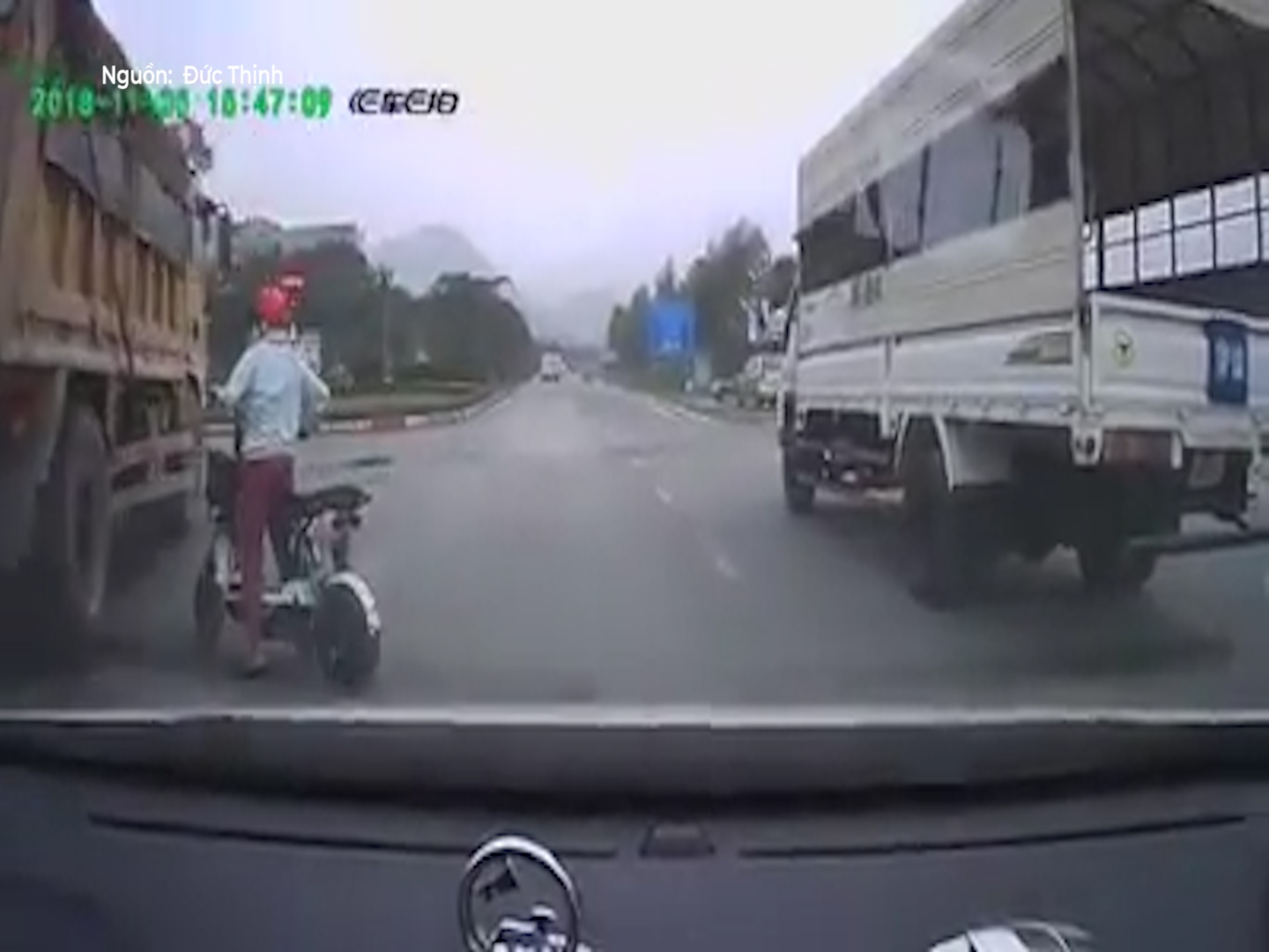 Tai xe xe tai phanh gap tranh xe dien vuot au hinh anh