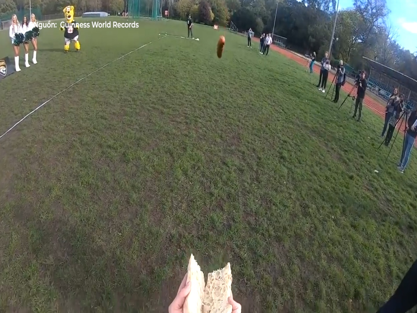 Doi ban phoi hop bat hotdog o khoang cach xa nhat the gioi hinh anh