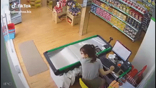 Nguoi phu nu lai xe dam vo kinh, lao thang vao cua hang hinh anh