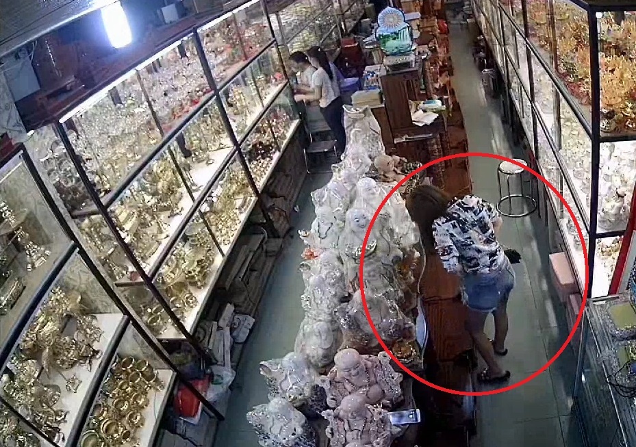 Co gai vo nghe dien thoai roi trom do giau vao nguoi len di hinh anh