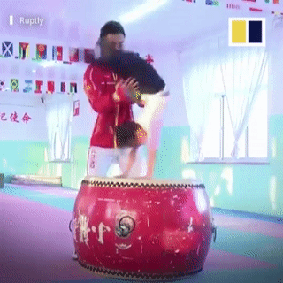 VDV nhi lon lien tuc hang chuc vong trong thoi gian chua den 1 phut hinh anh