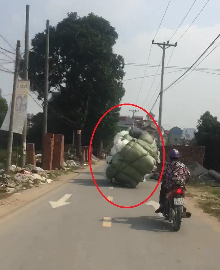 Xe cho hang cong kenh, nghieng han mot ben van bon bon tren duong hinh anh