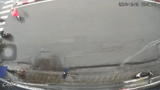 Nguoi phu nu gap tai nan vi phong nhanh khi sang duong hinh anh