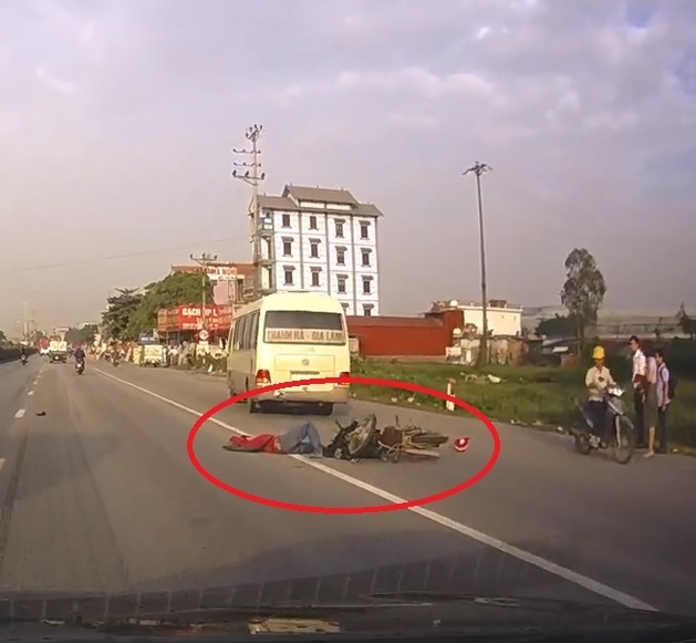 Oto don khach doc duong, gay tai nan cho xe may hinh anh