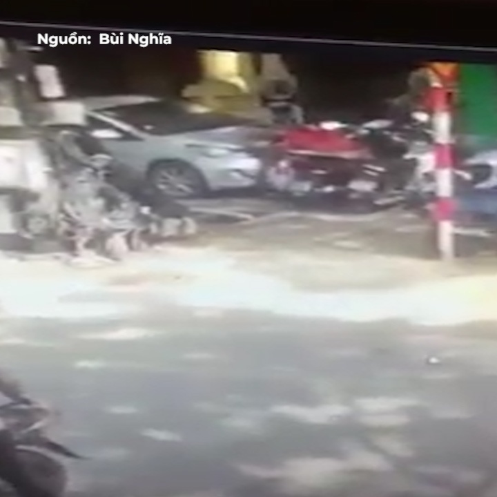 Tai xe oto phong nhu dien, dam lien hoan xe may ben duong hinh anh