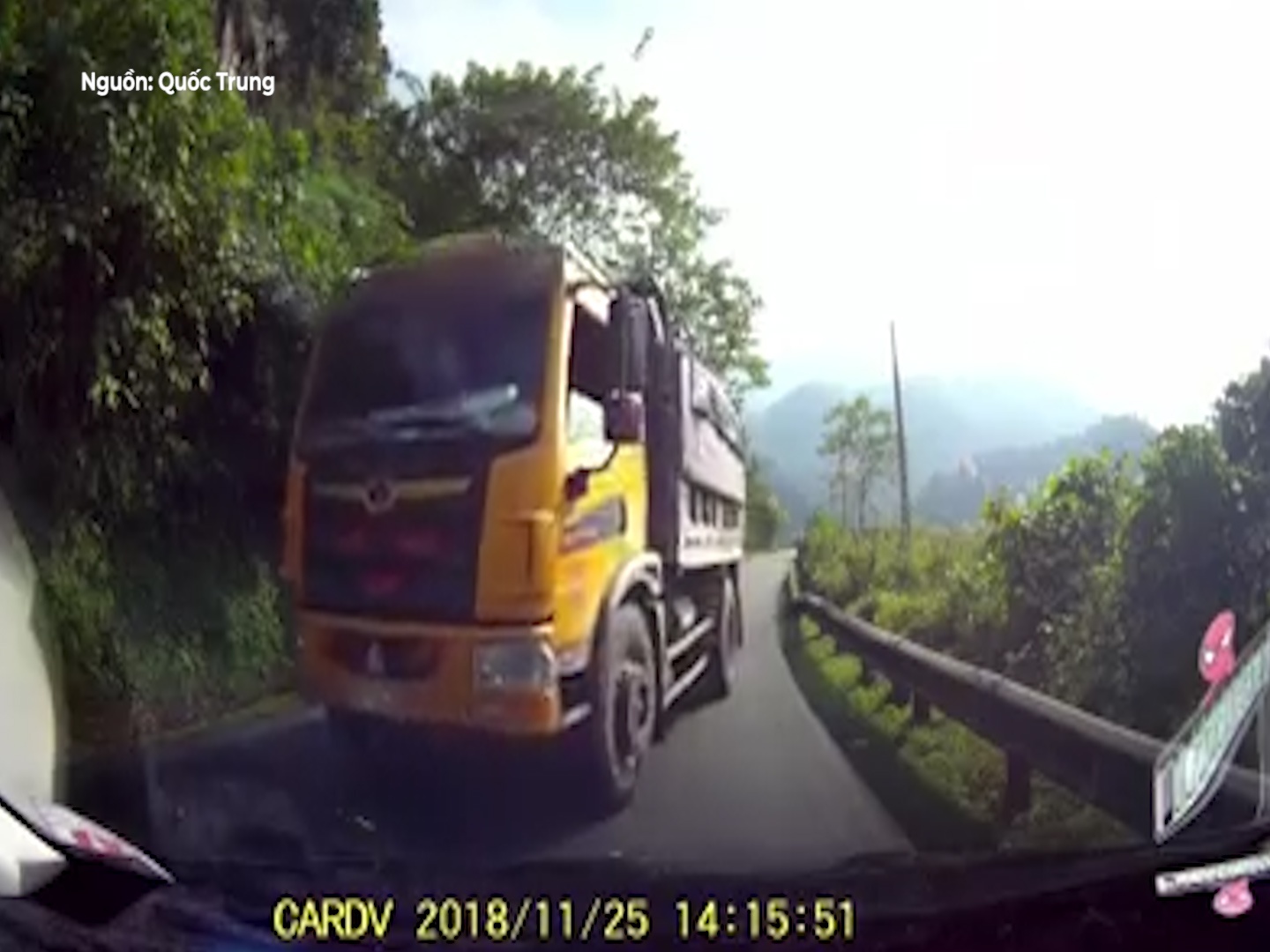 Tai xe xe tai lieu linh vuot au ngay tren duong deo hinh anh