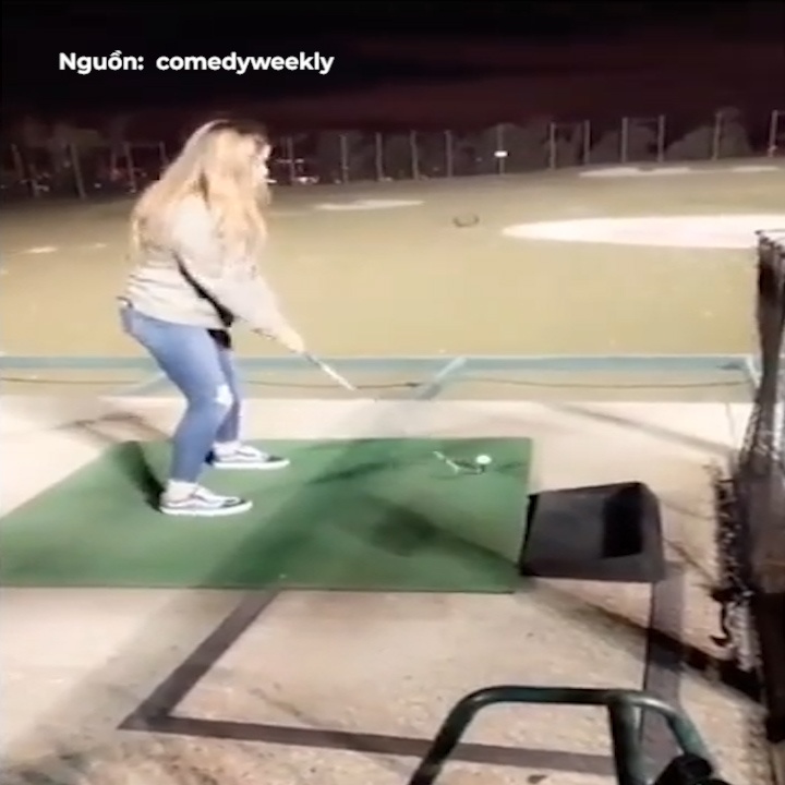 Danh hut qua golf, co nang nem bay chiec gay ra rung hinh anh