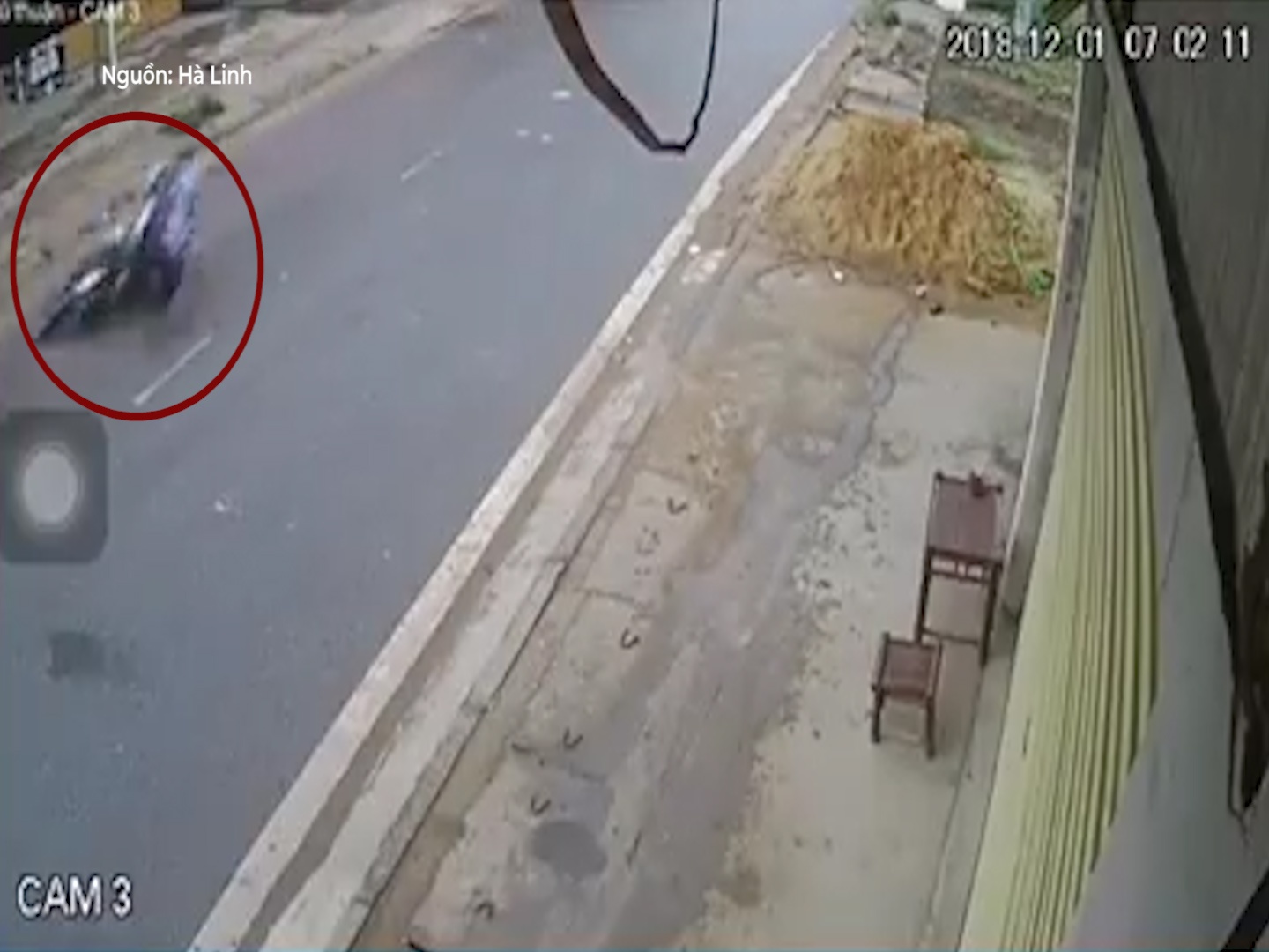 Xe may truot nga, hoc sinh bi xe tai keo le tren mat duong hinh anh