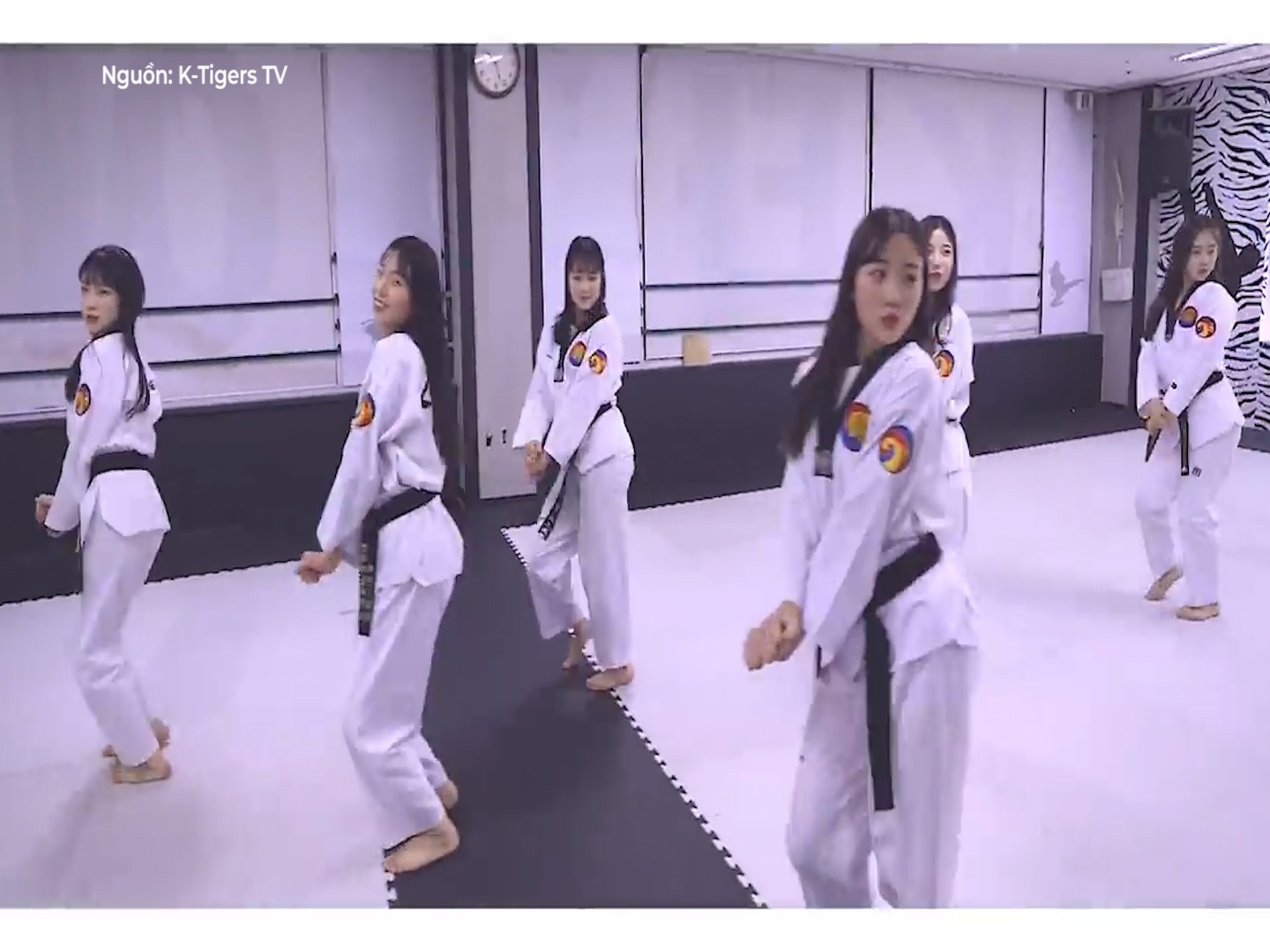 Vo sinh cover BBoom BBoom theo phong cach Taekwondo hinh anh