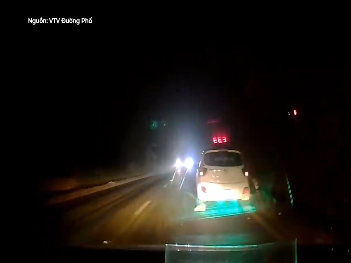 Tai xe dung xe, pha den cho oto thay lop trong dem hinh anh