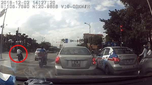 Thang gap xe may, chang trai let banh tong thang vao oto hinh anh