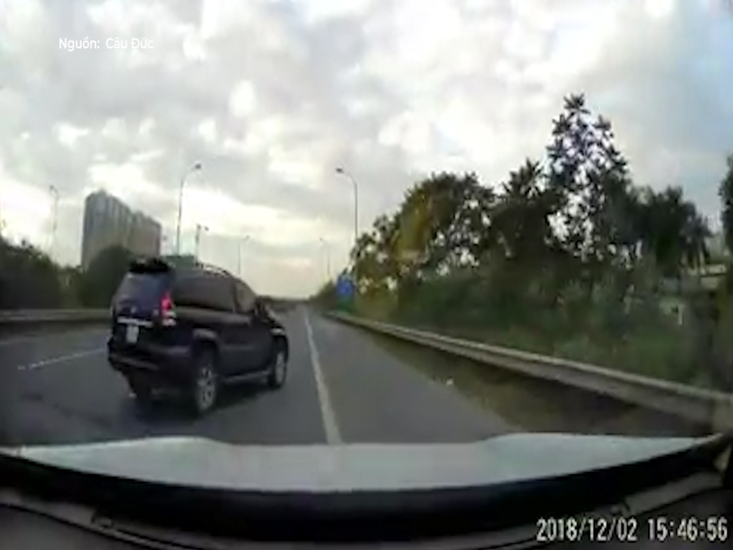 Tai xe dot ngot re suyt gay tai nan tren duong cao toc hinh anh