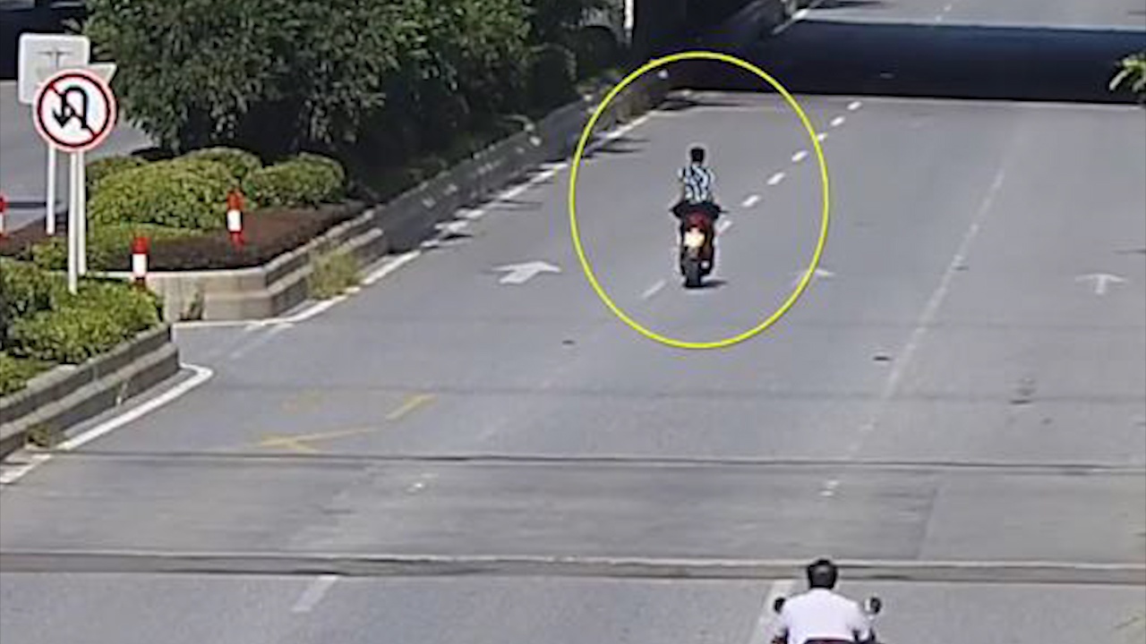 Lam xiec tren xe may dang chay, 'quai xe' tiep dat bang mat hinh anh