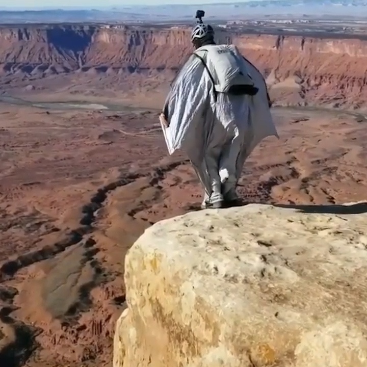VDV mao hiem bay luon nhu 'chim' sau pha nhay du tu vach nui hinh anh