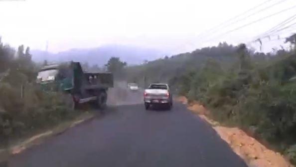 Oto ban tai vuot au khi vao cua, ep xe tai lao vao bui ram hinh anh