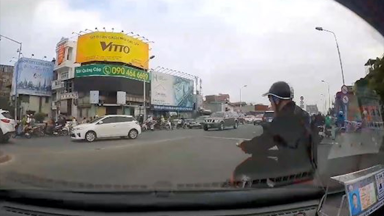 Xe may dot ngot re trai sang duong, suyt gay tai nan hinh anh