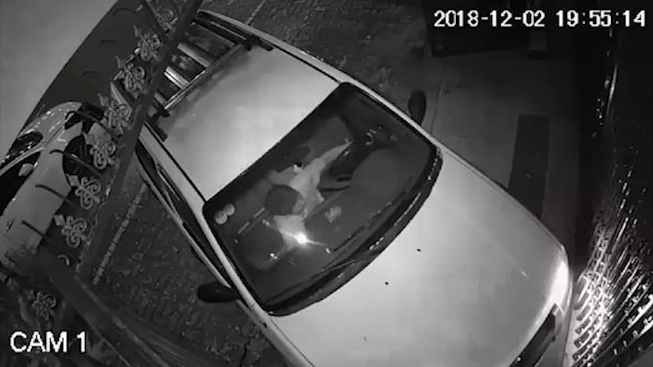 Doi tai xe khi dang chay, oto lao len via he hinh anh