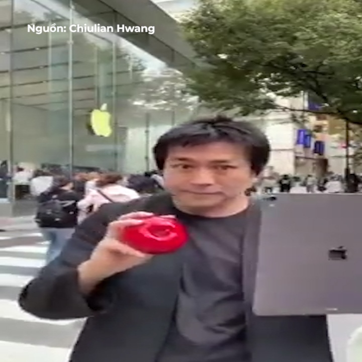 Nghe si duong pho bien ao cung chiec iPad cua minh hinh anh