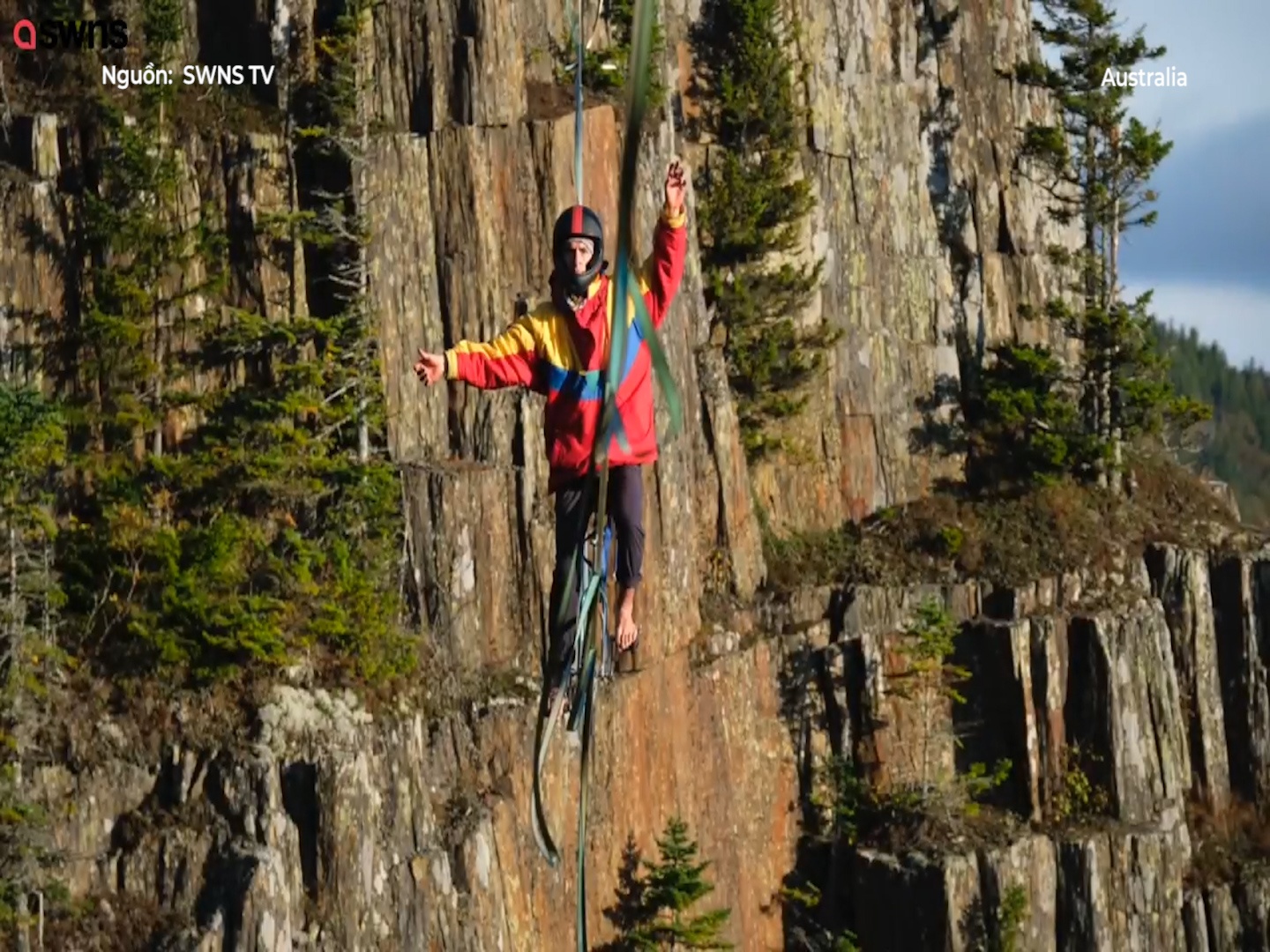 VDV dap xe qua day treo lo lung tren vach nui cao 30 met hinh anh