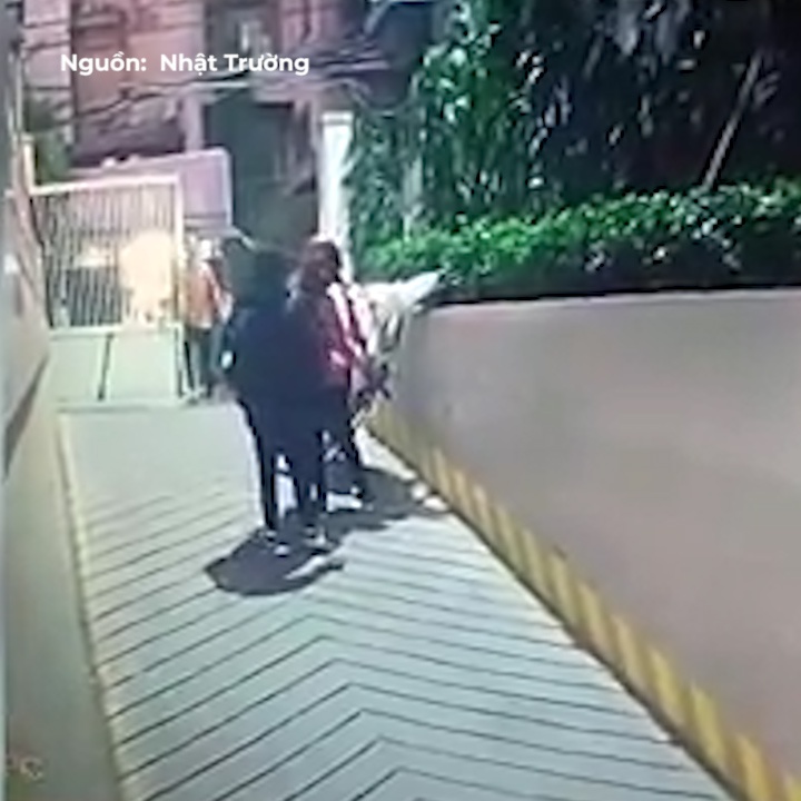 Van manh tay ga de len doc, co gai boc dau len thanh lan can hinh anh