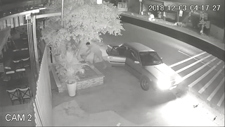 Nguoi dan ong di oto trom 4 chau hoa trong dem hinh anh