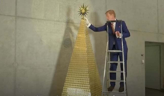 Chiem nguong cay thong Noel tu 2.018 dong xu vang nguyen chat hinh anh