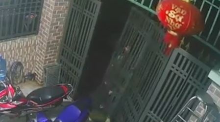 Ten trom thao luon ca cua cong de trom xe hinh anh