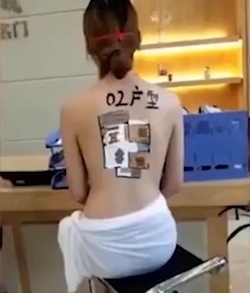 Dung nguoi mau ban nude, ve so do len lung de rao ban nha dat hinh anh