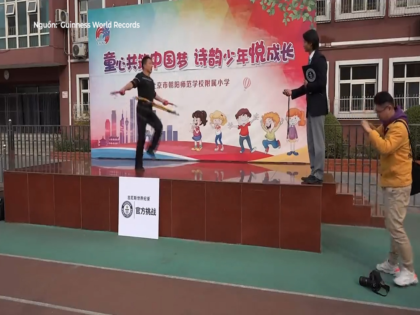 Nghe si vua nhay day, vua lac vong vo cung dieu nghe hinh anh