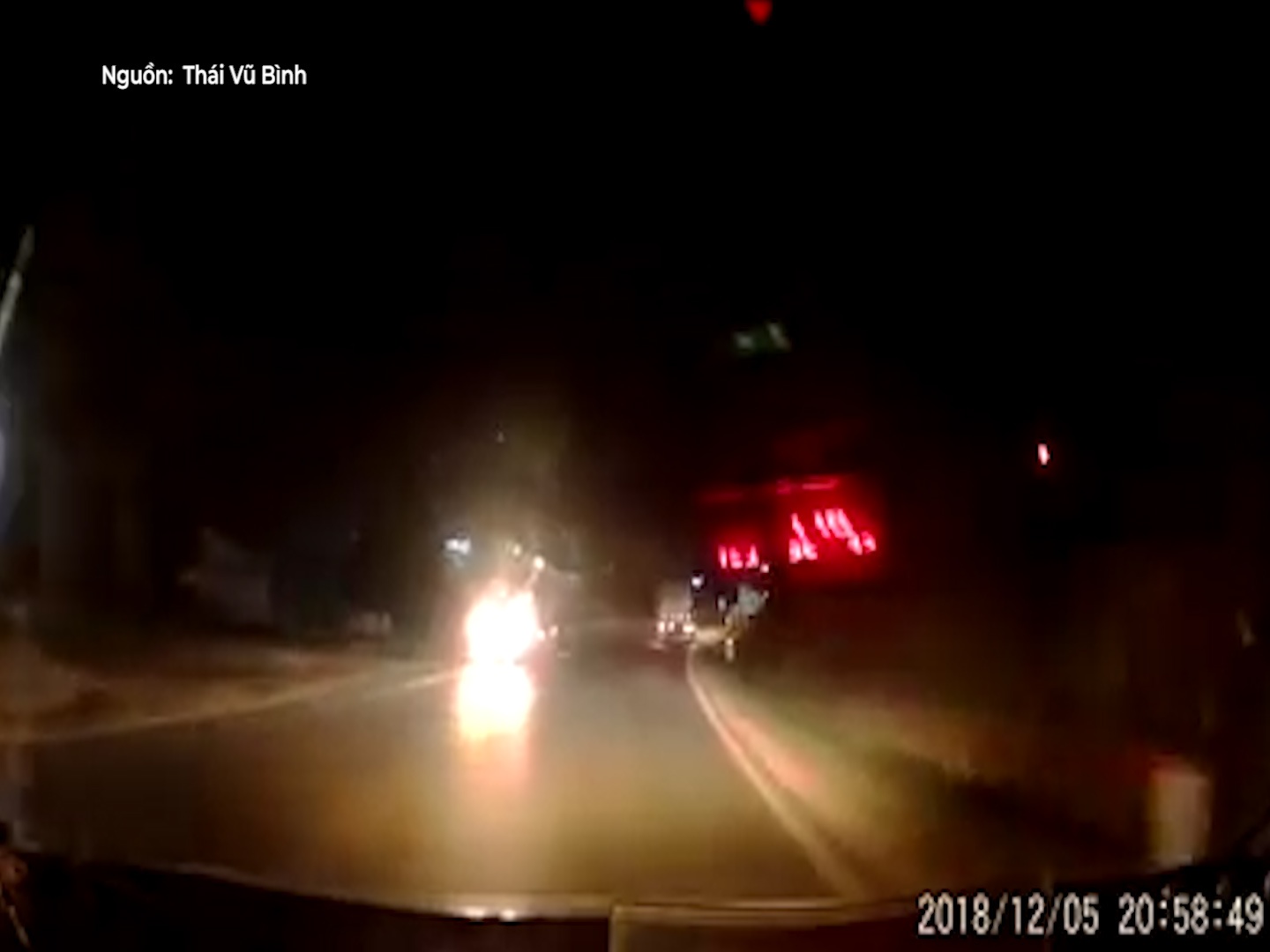 Ne xe bat den pha, tai xe suyt dam vao oto ben duong hinh anh