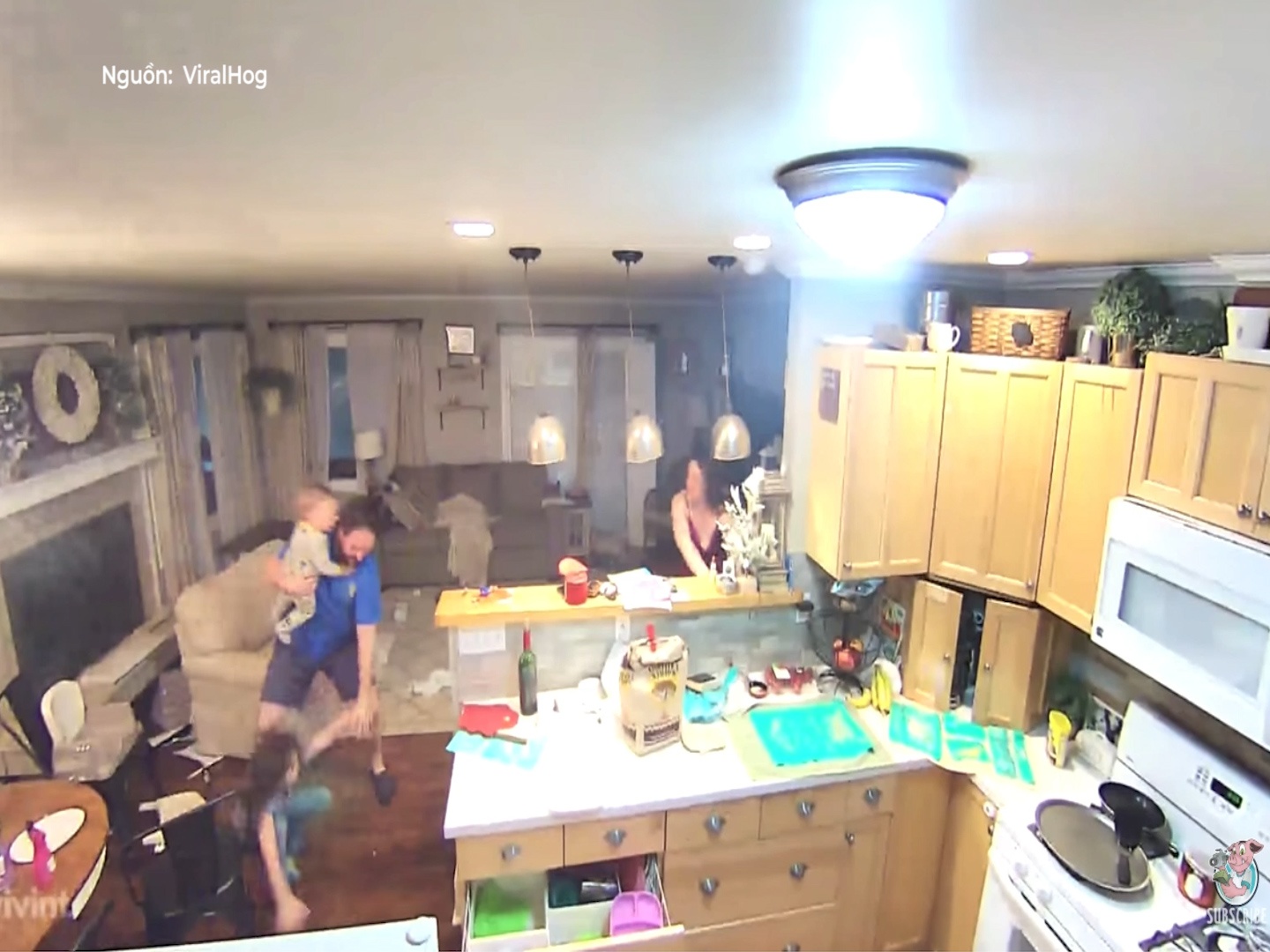 Nguoi cha dung cam cuu 2 con giua tran dong dat 7 do hinh anh