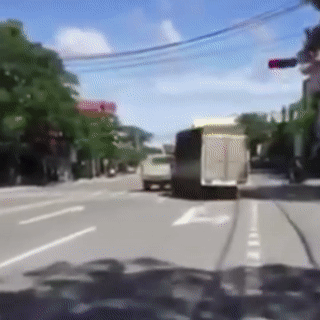 CSGT duoi bat xe oto vi pham chay lang lach tren duong hinh anh