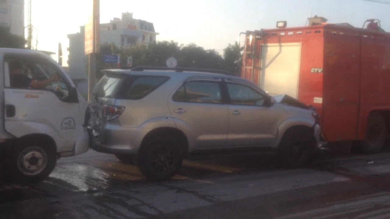 4 oto 'dinh chum' trong tai nan lien hoan o Hai Duong hinh anh