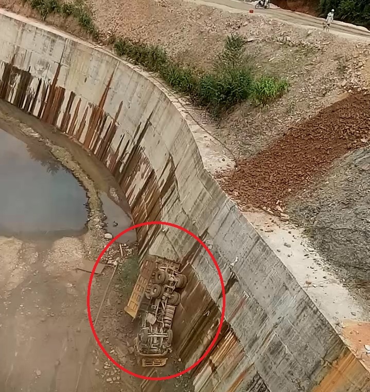 Oto tai bi truot roi thang xuong long ho thuy dien o Dien Bien hinh anh