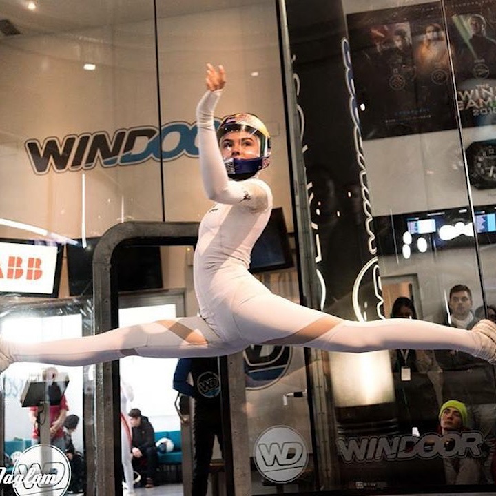 Nu vu cong bay luon dep mat trong long khong trong luc hinh anh