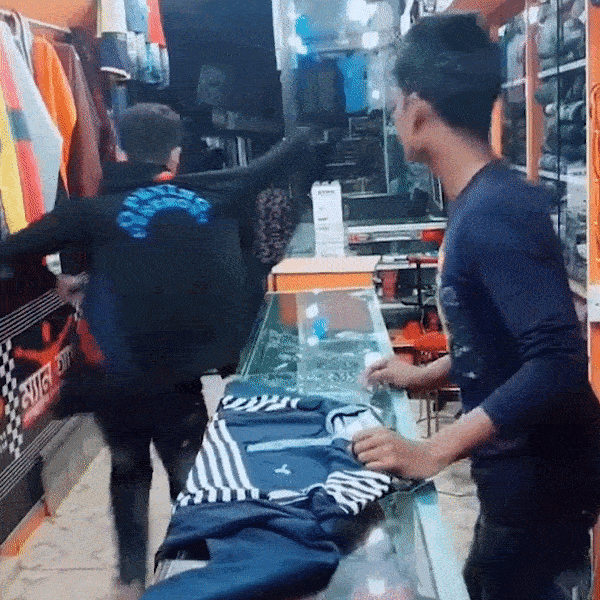 Khach thu ao roi chay di soi guong khien nhan vien 'hu hon' duoi theo hinh anh