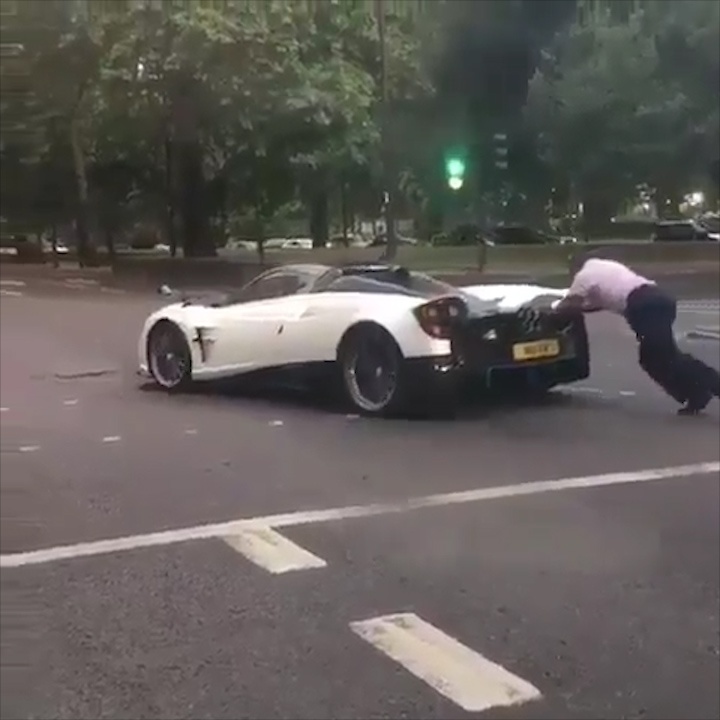 Sieu xe het xang, tai xe phai xuong day bo hinh anh