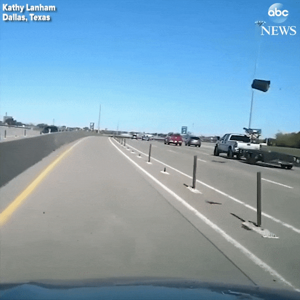 Thung rac tu bay ra duong, va nut kinh oto hinh anh