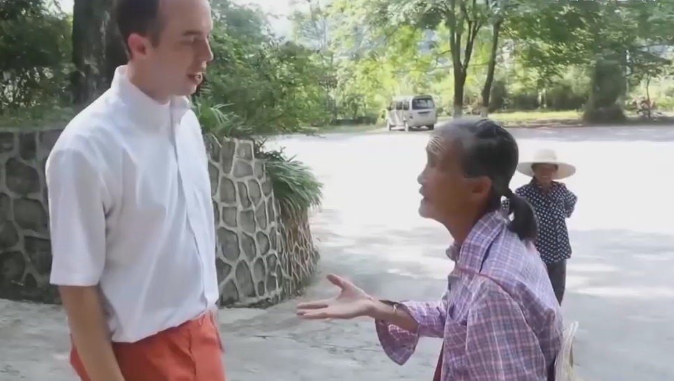 Nguoi phu nu mu chu co the noi duoc 12 thu tieng hinh anh