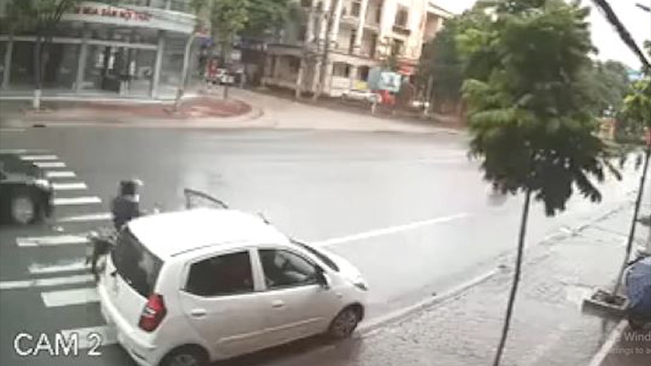 Oto bat ngo mo cua khien xe may nga nhao hinh anh